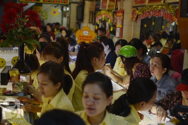 Ngày vía thần tài, người dân Hà Nội – Sài Gòn đổ xô đi mua vàng lấy may 18