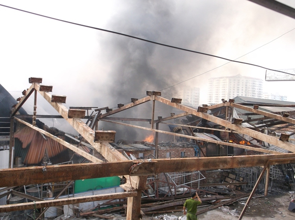 Hà Nội: Cột khói ngùn ngụt bốc lên từ xưởng gỗ giữa khu dân cư 1