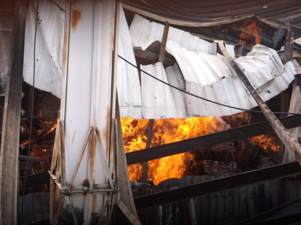 Hà Nội: Cột khói ngùn ngụt bốc lên từ xưởng gỗ giữa khu dân cư 2