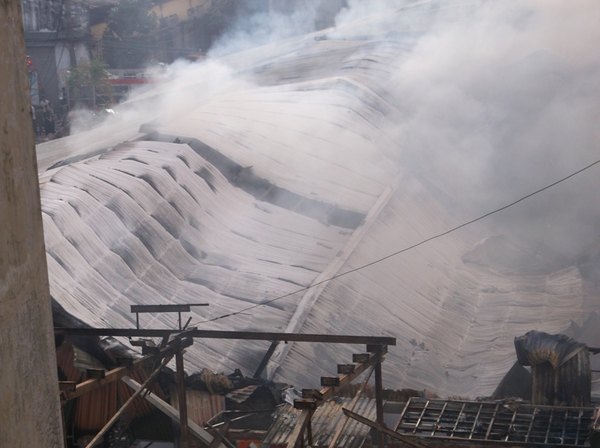 Hà Nội: Cột khói ngùn ngụt bốc lên từ xưởng gỗ giữa khu dân cư 6