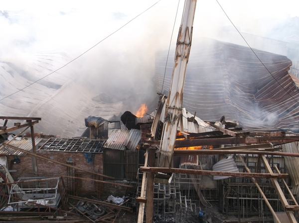 Hà Nội: Cột khói ngùn ngụt bốc lên từ xưởng gỗ giữa khu dân cư 4