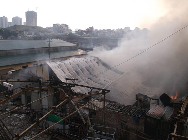 Hà Nội: Cột khói ngùn ngụt bốc lên từ xưởng gỗ giữa khu dân cư 5