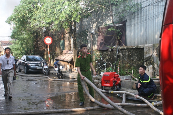 Hà Nội: Cột khói ngùn ngụt bốc lên từ xưởng gỗ giữa khu dân cư 10