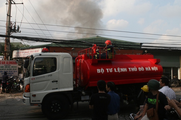 Hà Nội: Cột khói ngùn ngụt bốc lên từ xưởng gỗ giữa khu dân cư 9