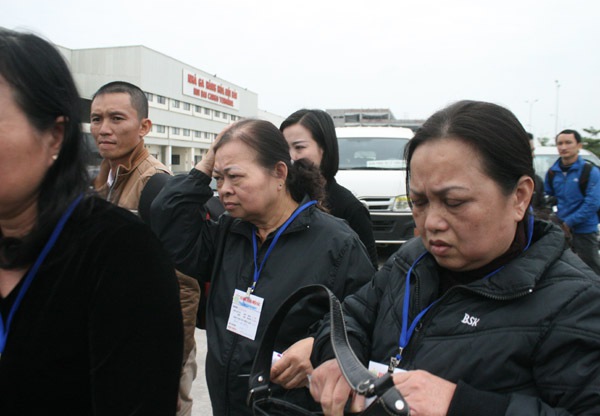 Người nhà khóc ngất đón thi hài 3 mẹ con tử nạn trong vụ MH17  6