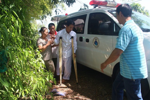 Cha của bé sơ sinh văng khỏi bụng mẹ: 