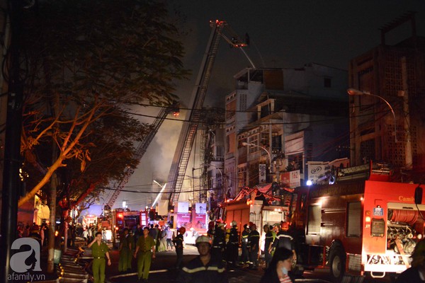 Tìm thấy 1 thi thể trong đám cháy dãy quán karaoke ở Sài Gòn 2