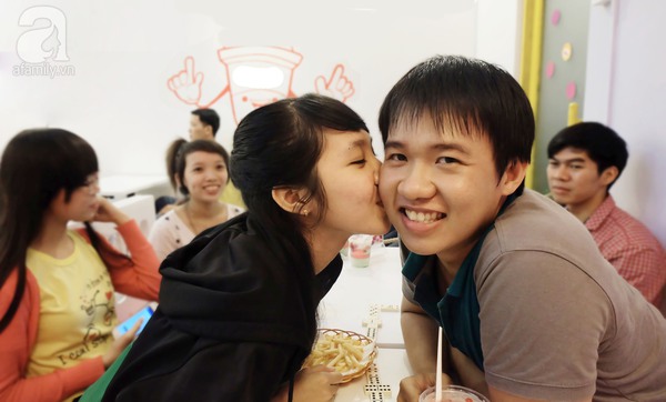 Hào hứng hôn nhau để được khuyến mãi ở Sài Gòn 3