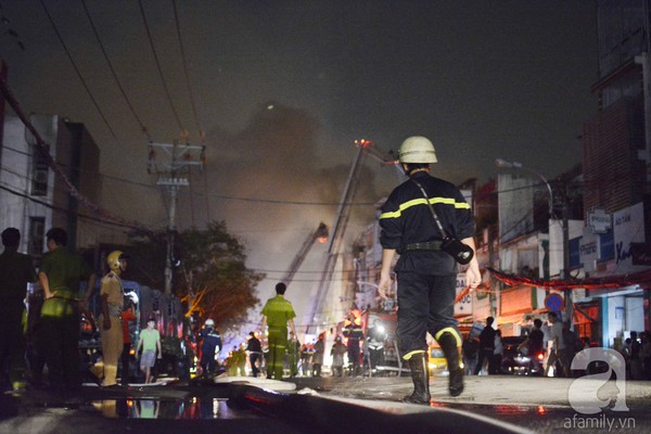 Tìm thấy 1 thi thể trong đám cháy dãy quán karaoke ở Sài Gòn 6