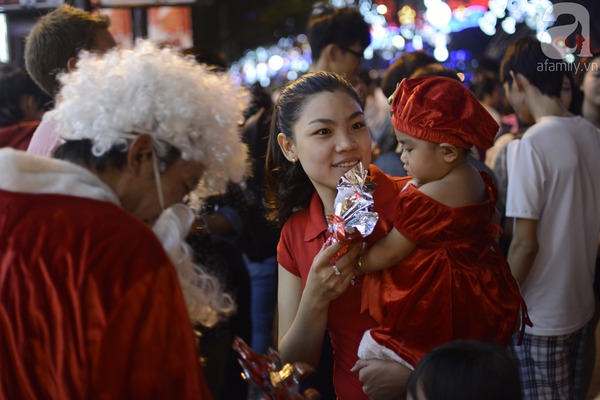 Người dân Hà Nội, Sài Gòn nô nức xuống phố đón Noel trong tiết trời tuyệt đẹp 18