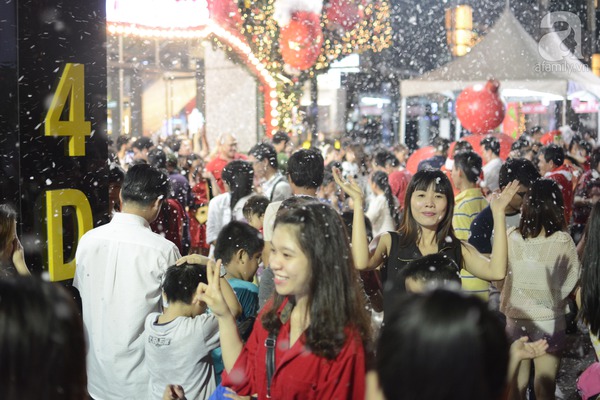 Người dân Hà Nội, Sài Gòn nô nức xuống phố đón Noel trong tiết trời tuyệt đẹp 21