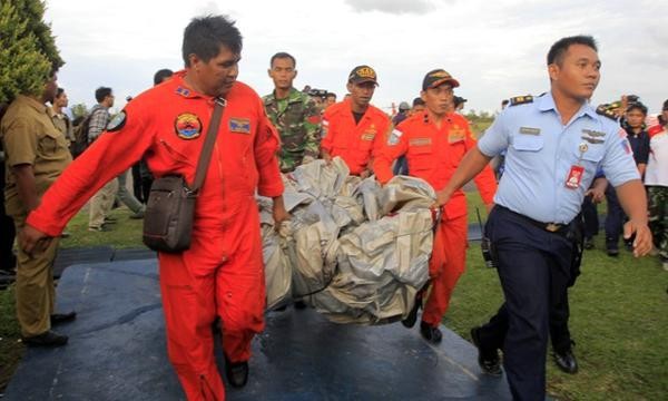 Lực lượng cứu hộ đính chính mới vớt được 3 thi thể nạn nhân máy bay QZ8501 2