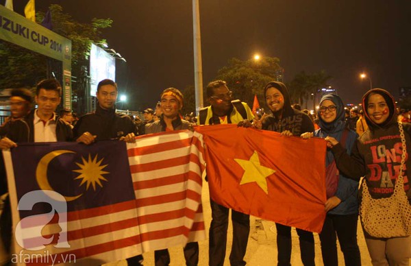 Cổ động viên Việt Nam và Malaysia cười tươi chụp ảnh cùng nhau 4