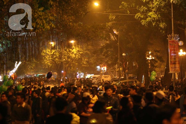 Người Hà Nội, Sài Gòn tưng bừng đón năm mới 2015 13