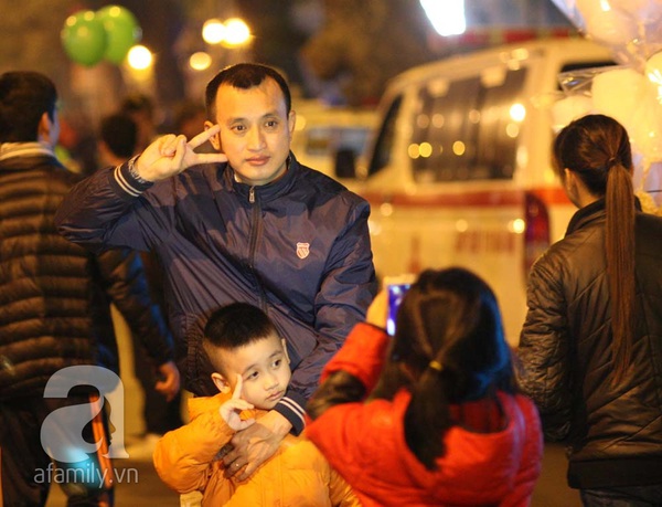 Người Hà Nội, Sài Gòn tưng bừng đón năm mới 2015 18