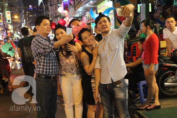 Người Hà Nội, Sài Gòn tưng bừng đón năm mới 2015 26