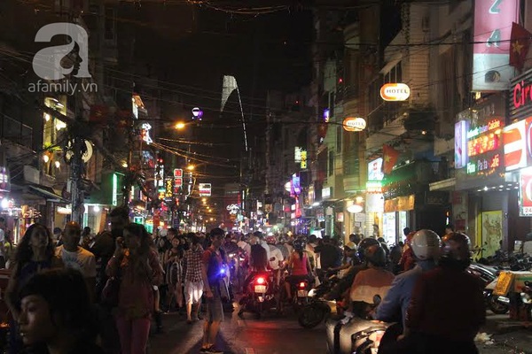 Người Hà Nội, Sài Gòn tưng bừng đón năm mới 2015 25