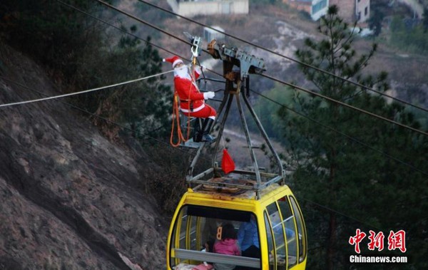 Bất chấp nguy hiểm, ông già Noel phát quà trên cáp treo giữa vực sâu 3