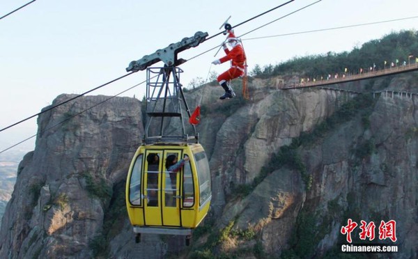 Bất chấp nguy hiểm, ông già Noel phát quà trên cáp treo giữa vực sâu 4