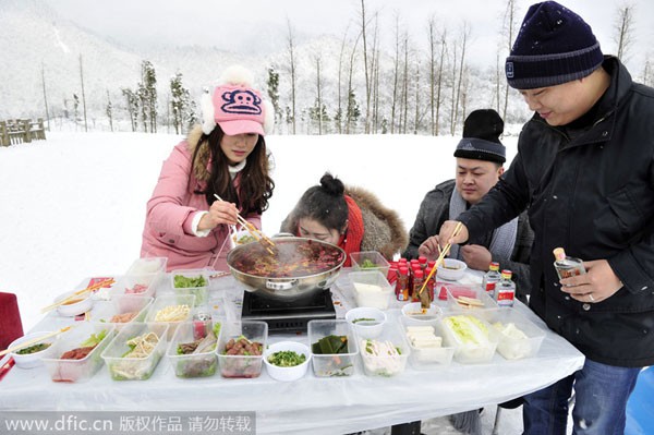 Du khách Trung Quốc xuýt xoa ăn lẩu giữa trời tuyết giá rét 1