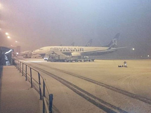 Anh: Bão tuyết kinh hoàng, sân bay ngừng hoạt động 3