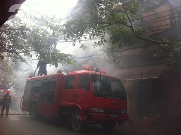 Cháy lớn tại cơ sở kinh doanh vàng mã trên phố cổ Hà Nội 3