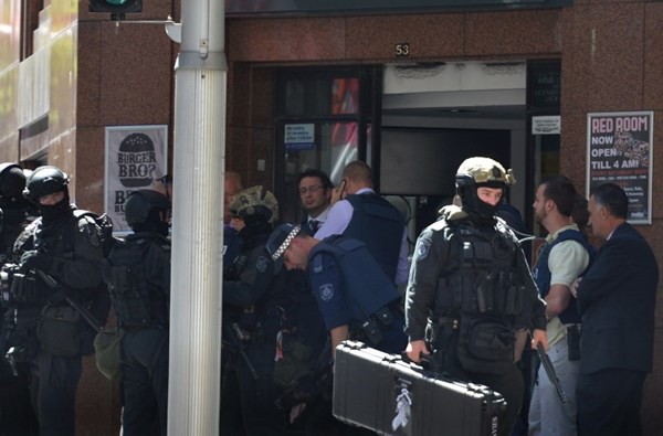 Cảnh sát nổ súng vào quán cafe, chiến dịch giải cứu con tin kết thúc 11