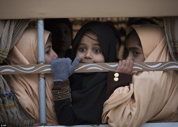 Pakistan: Ánh mắt ám ảnh của các em nhỏ ngày đầu đi học sau vụ thảm sát 1