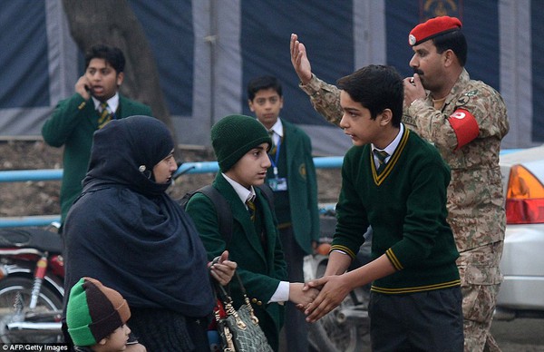 Pakistan: &Aacute;nh mắt &aacute;m ảnh của c&aacute;c em nhỏ ng&agrave;y đầu đi học sau vụ thảm s&aacute;t 10