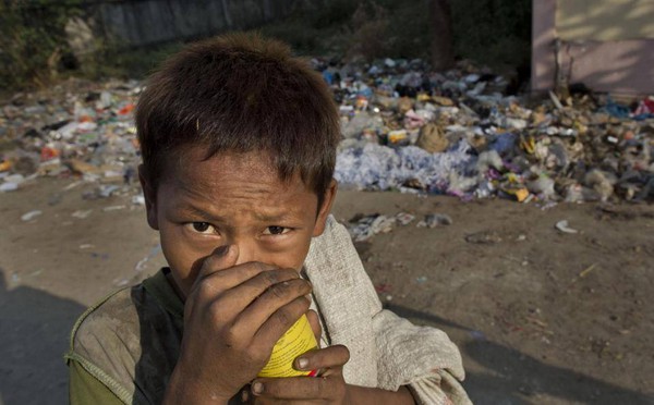 Myanmar: Trẻ em đường phố phải hít keo để quên đi cơn đói  1