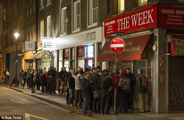 Anh: Dòng người xếp hàng suốt đêm chờ mua số báo Charlie Hebdo mới nhất 4
