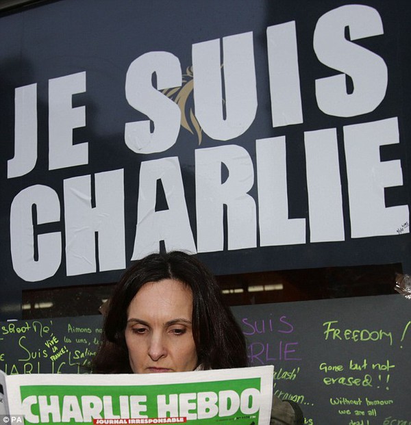 Anh: Dòng người xếp hàng suốt đêm chờ mua số báo Charlie Hebdo mới nhất 2