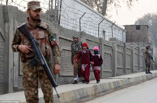 Pakistan: Ánh mắt ám ảnh của các em nhỏ ngày đầu đi học sau vụ thảm sát 3