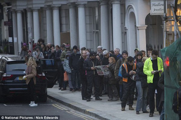Anh: Dòng người xếp hàng suốt đêm chờ mua số báo Charlie Hebdo mới nhất 3