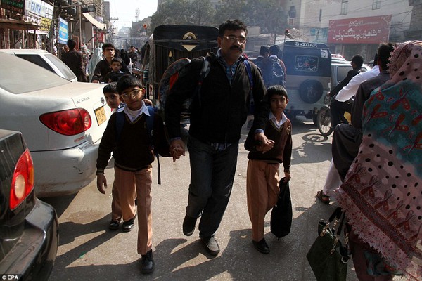 Pakistan: Ánh mắt ám ảnh của các em nhỏ ngày đầu đi học sau vụ thảm sát 5