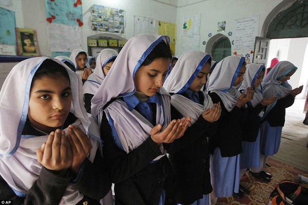 Pakistan: Ánh mắt ám ảnh của các em nhỏ ngày đầu đi học sau vụ thảm sát 6 Pakistan: Ánh mắt ám ảnh của các em nhỏ ngày đầu đi học sau vụ thảm sát 6