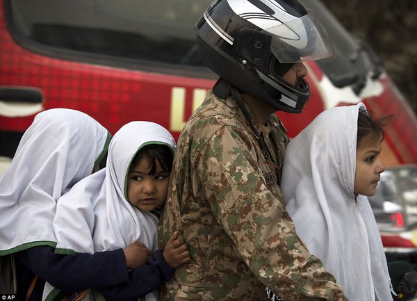 Pakistan: Ánh mắt ám ảnh của các em nhỏ ngày đầu đi học sau vụ thảm sát 7 Pakistan: Ánh mắt ám ảnh của các em nhỏ ngày đầu đi học sau vụ thảm sát 7