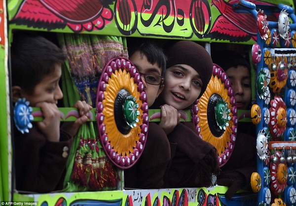 Pakistan: Ánh mắt ám ảnh của các em nhỏ ngày đầu đi học sau vụ thảm sát 8