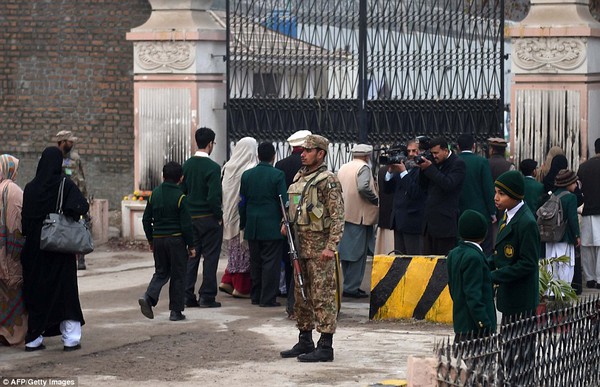 Pakistan: &Aacute;nh mắt &aacute;m ảnh của c&aacute;c em nhỏ ng&agrave;y đầu đi học sau vụ thảm s&aacute;t 9
