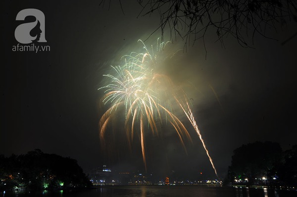 Pháo hoa rực sáng bầu trời chào đón năm mới Ất Mùi 2015 9 Pháo hoa rực sáng bầu trời chào đón năm mới Ất Mùi 2015 9