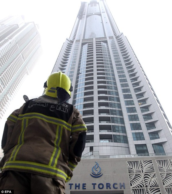 Hiện trường ngổn ngang của tòa nhà 86 tầng bị hỏa hoạn ở Dubai 12