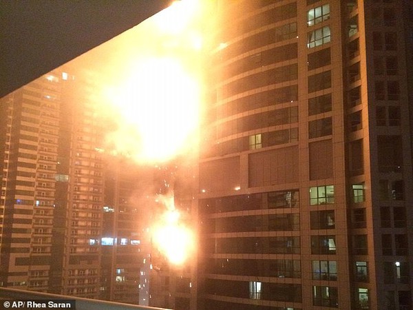 Hiện trường ngổn ngang của tòa nhà 86 tầng bị hỏa hoạn ở Dubai 2