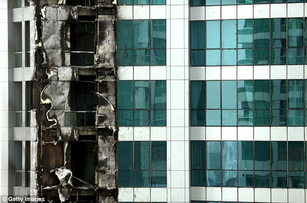 Hiện trường ngổn ngang của tòa nhà 86 tầng bị hỏa hoạn ở Dubai 5