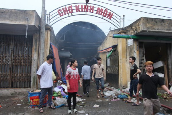 ​Cháy chợ Kinh Môn, nhiều gian hàng bị thiêu rụi 2