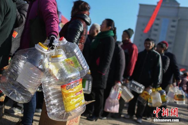 Trung Quốc: Hơn 5.000 người xếp hàng mua nước tương ăn Tết  4