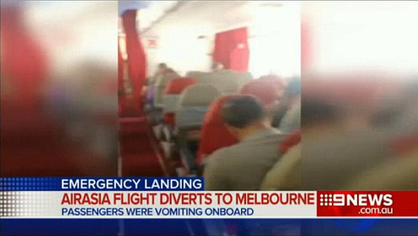Hàng loạt hành khách nôn mửa trên máy bay của hãng AirAsia 1