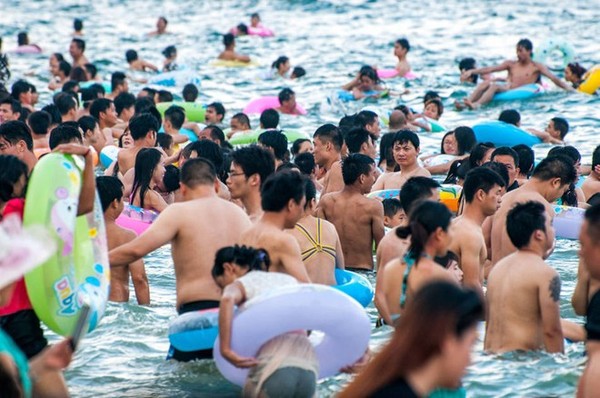 kh&aacute;ch du lịch chen ch&uacute;c tr&ecirc;n b&atilde;i biển 2