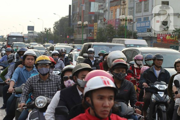 D&ograve;ng người &ugrave;n &ugrave;n đổ về H&agrave; Nội sau kỳ nghỉ Tết d&agrave;i 3