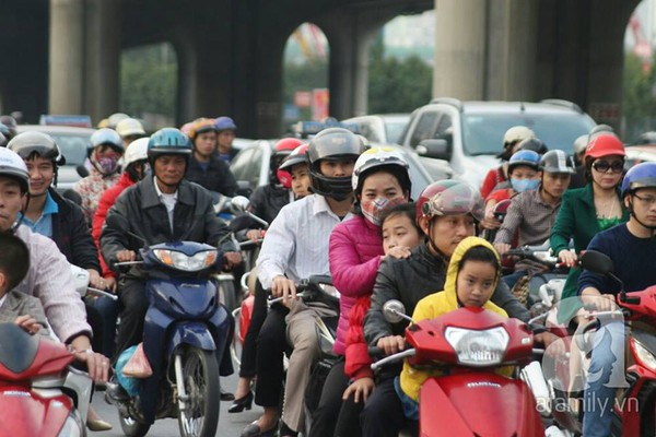 D&ograve;ng người &ugrave;n &ugrave;n đổ về H&agrave; Nội sau kỳ nghỉ Tết d&agrave;i 4