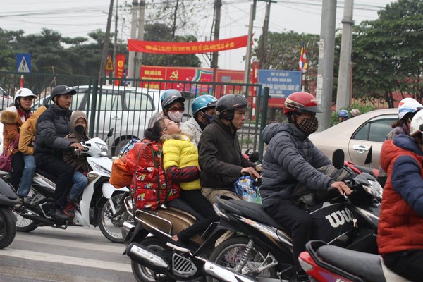 D&ograve;ng người &ugrave;n &ugrave;n đổ về H&agrave; Nội sau kỳ nghỉ Tết d&agrave;i 5